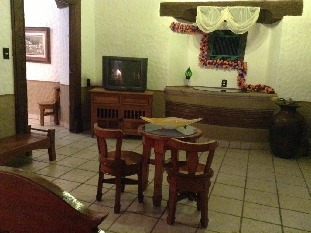 Pátzcuaro Hotel Los Escudos מראה חיצוני תמונה