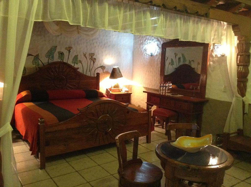 Pátzcuaro Hotel Los Escudos מראה חיצוני תמונה